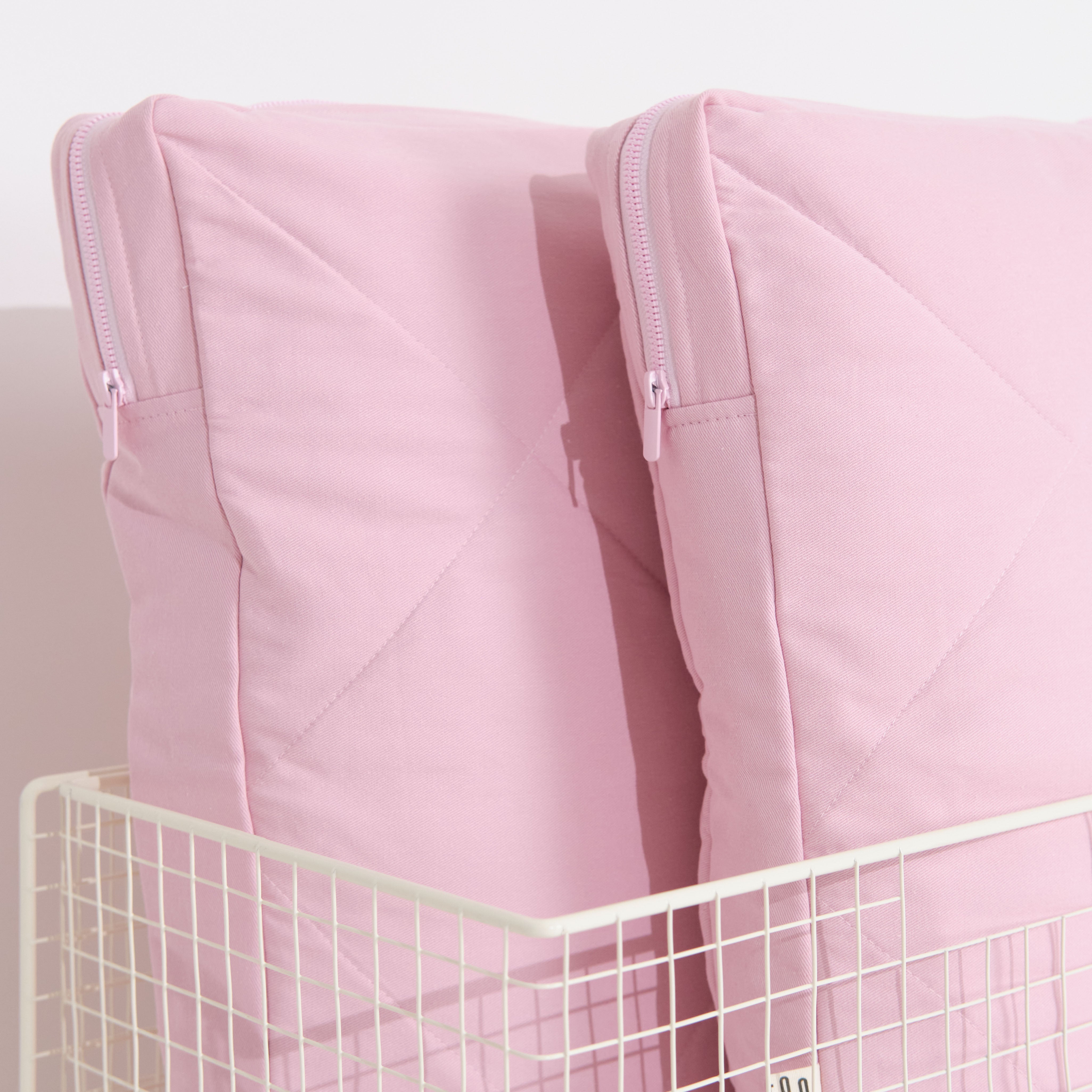 Cover with a zipper