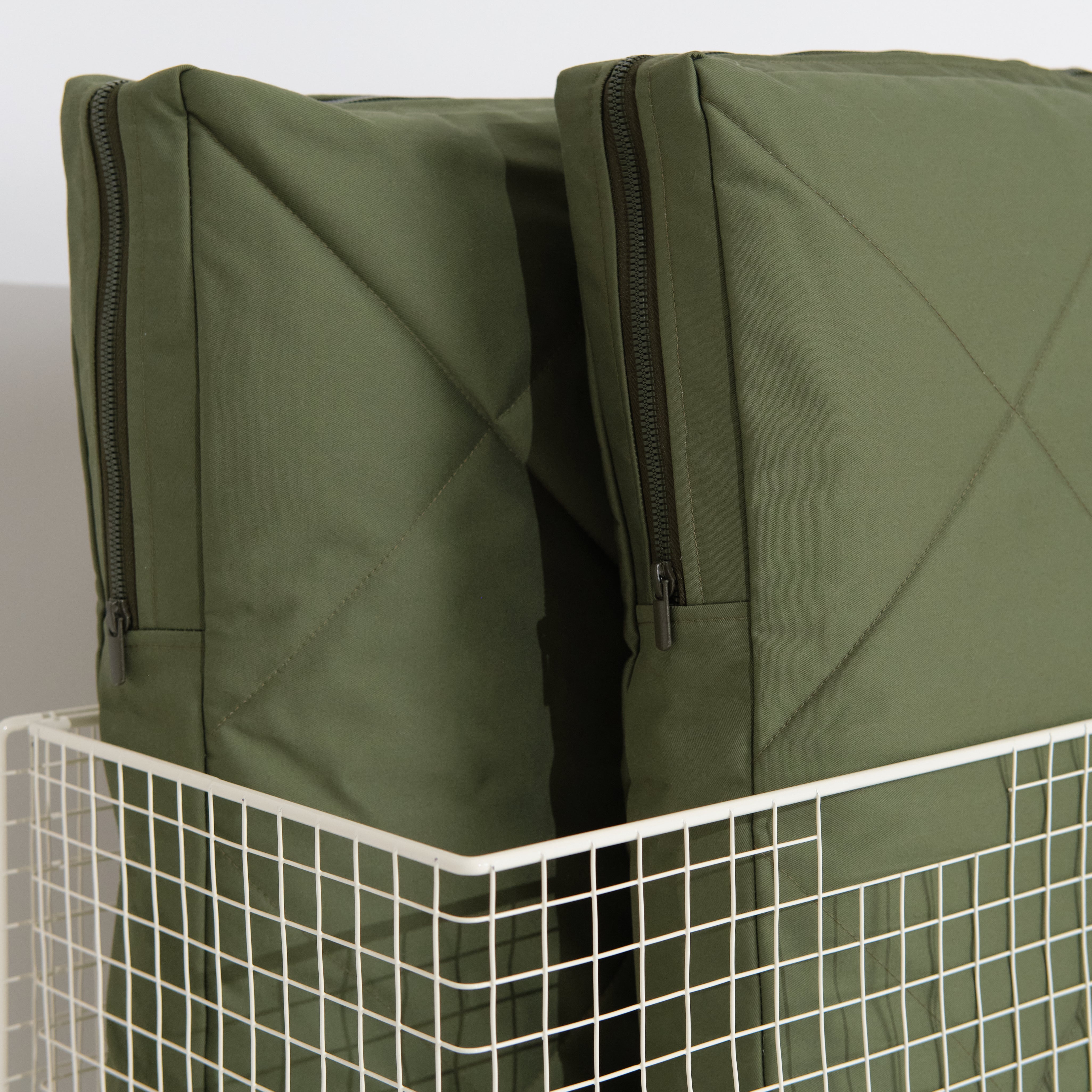 Cover with a zipper