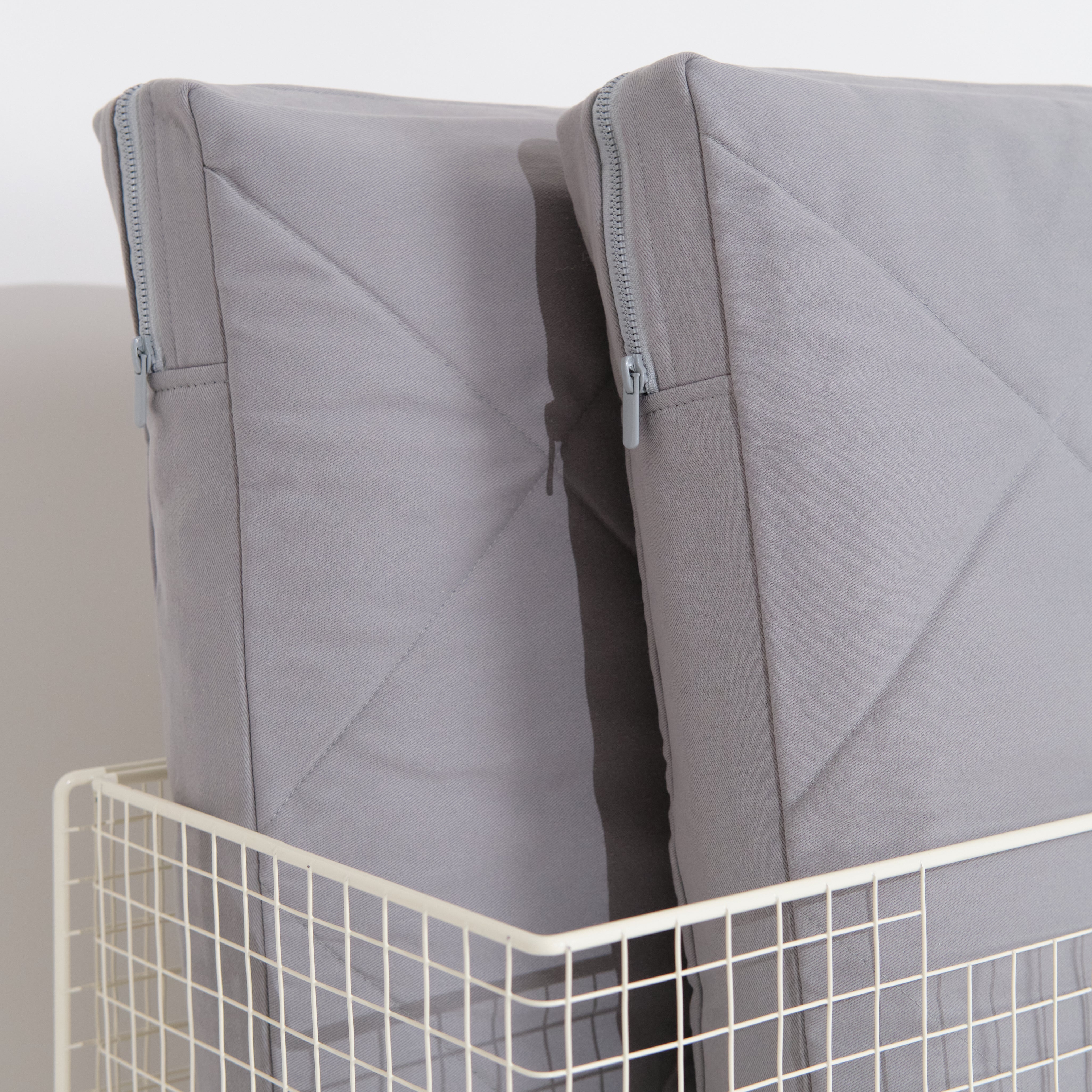 Cover with a zipper