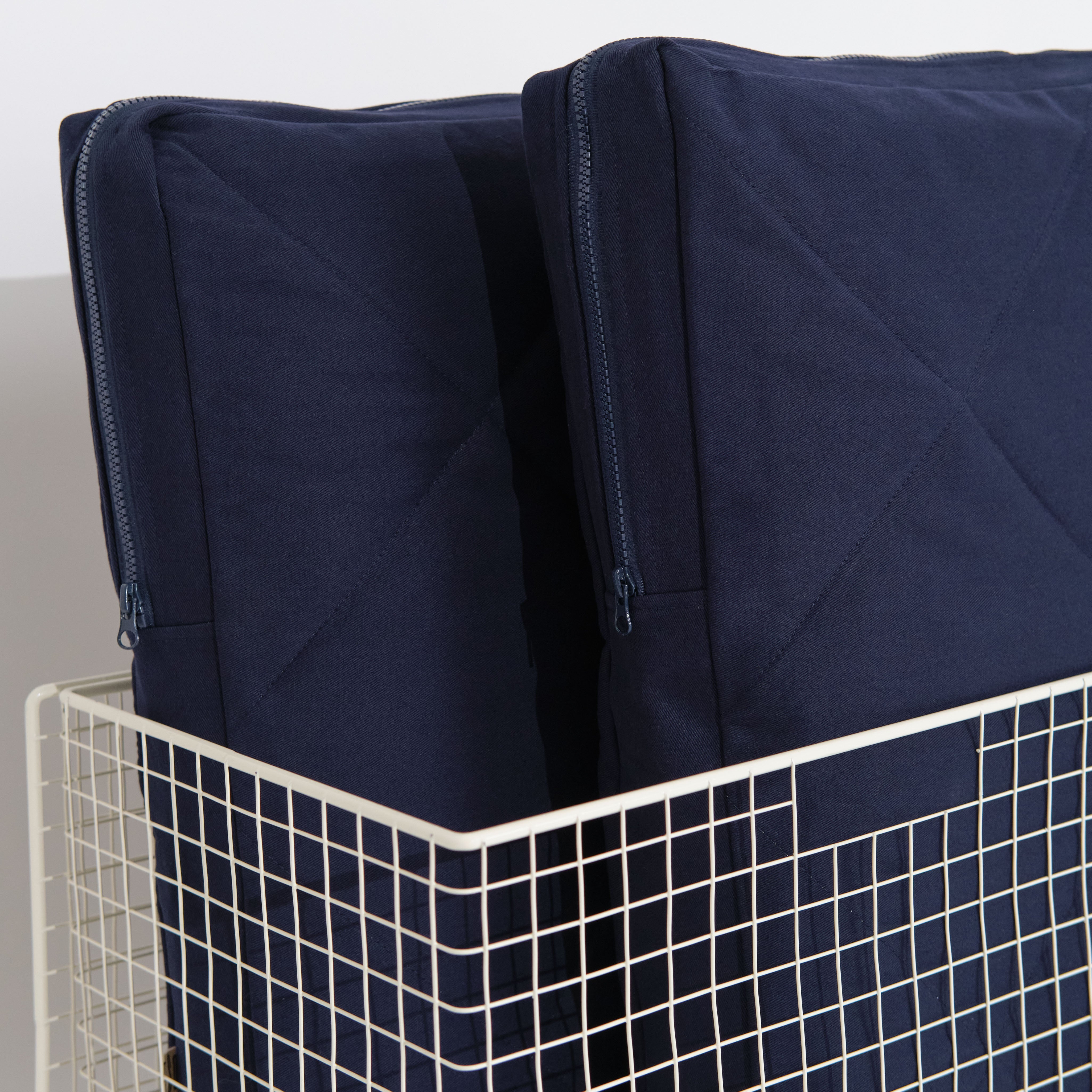 Cover with a zipper